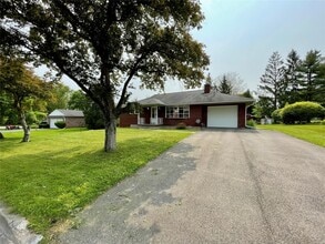 1026 Southern Pines Dr in Endicott, NY - Foto de edificio - Building Photo