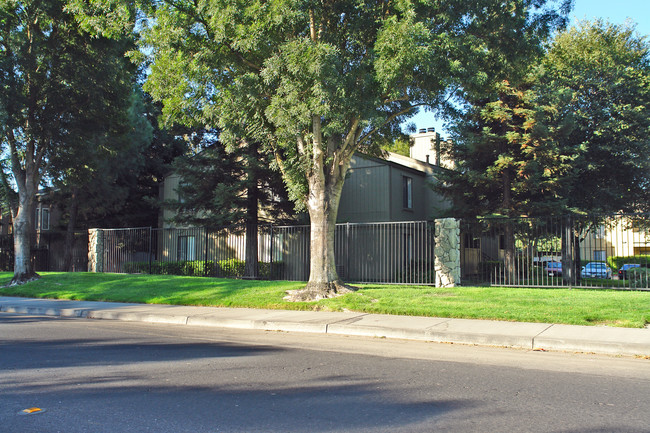 Mariners Pointe Apartments in Stockton, CA - Building Photo - Building Photo