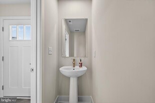 10898 Drummond Pl in Waldorf, MD - Building Photo