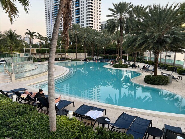 1500 Bay Rd in Miami Beach, FL - Building Photo - Building Photo