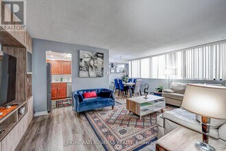 3590 Kaneff Crescent in Mississauga, ON - Building Photo - Building Photo