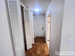 101 Monmouth St, Unit 211 in Brookline, MA - Foto de edificio - Building Photo