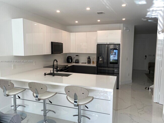 8879 NW 98th Ave in Medley, FL - Building Photo - Building Photo