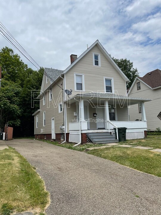 2325 4th St NW in Canton, OH - Foto de edificio