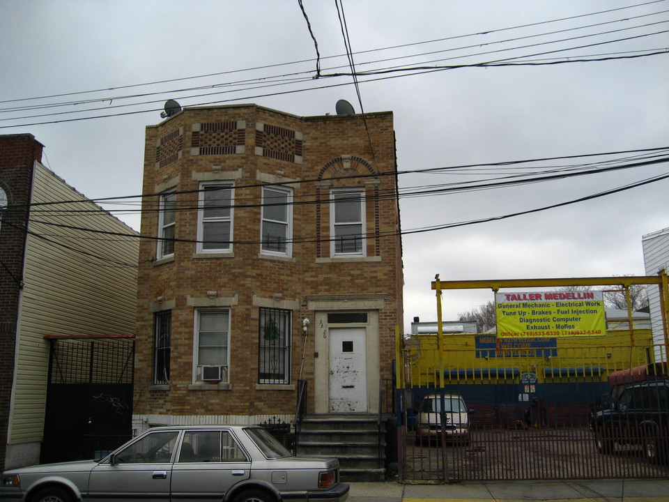 33-26 102nd St in Flushing, NY - Foto de edificio