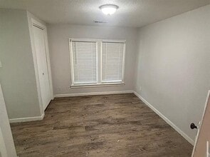 1220 N Rusk St in Weatherford, TX - Building Photo - Building Photo