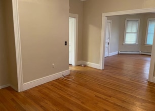 464 Laurel Hill Ave, Unit Flr 1 in Cranston, RI - Building Photo - Building Photo