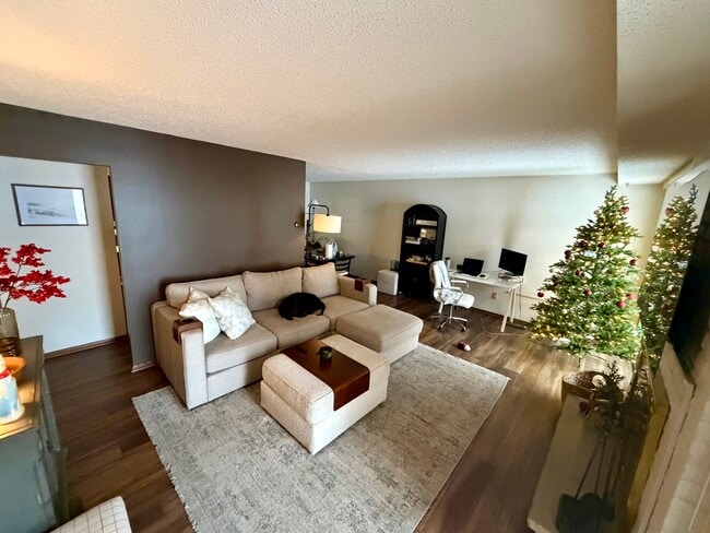 3720 Independence Ave S, Unit 122 in St. Louis Park, MN - Foto de edificio - Building Photo