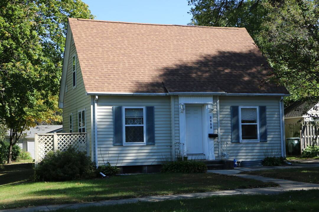 2110 Tremont St in Cedar Falls, IA - Foto de edificio