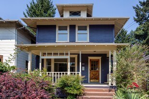 2445 SE Belmont St in Portland, OR - Building Photo