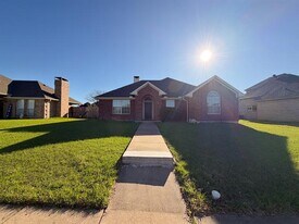 2702 Boyd St in Ennis, TX - Building Photo