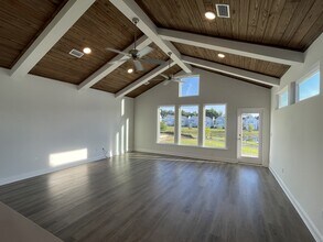 5658 Native Oak Dr in Tallahassee, FL - Foto de edificio - Building Photo