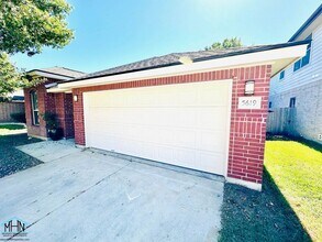 5619 Cross Pond in San Antonio, TX - Building Photo - Building Photo