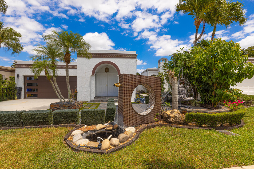 6590 Fountains Cir in Greenacres, FL - Building Photo