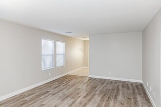 318 Silverado Pines Ave in Las Vegas, NV - Building Photo - Building Photo