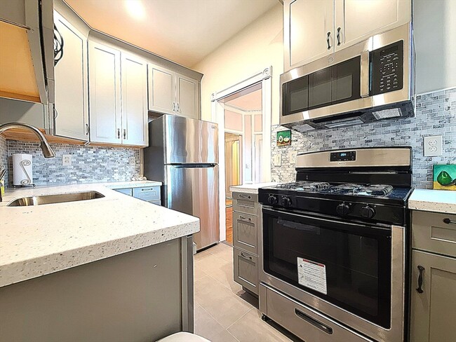1263 Commonwealth Ave, Unit 5 in Boston, MA - Building Photo - Building Photo