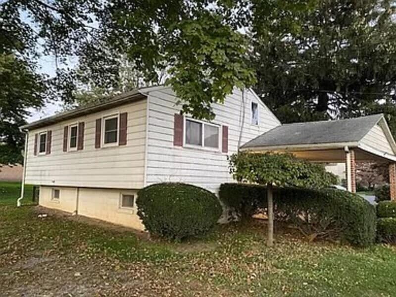 3413 Lincoln Hwy E in Paradise, PA - Building Photo