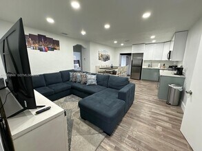 1376 NW 41st St in Miami, FL - Building Photo - Building Photo