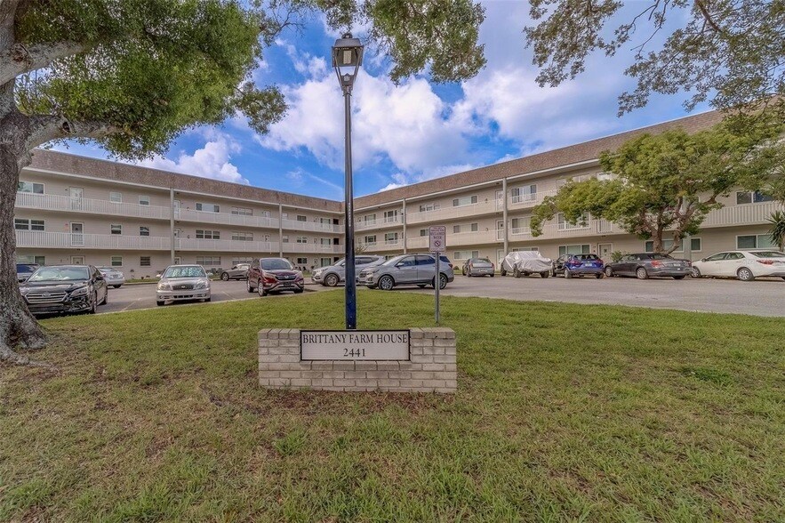 2441 Persian Dr, Unit 61 in Clearwater, FL - Foto de edificio