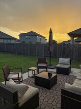 13820 James Garfield St in Manor, TX - Foto de edificio - Building Photo