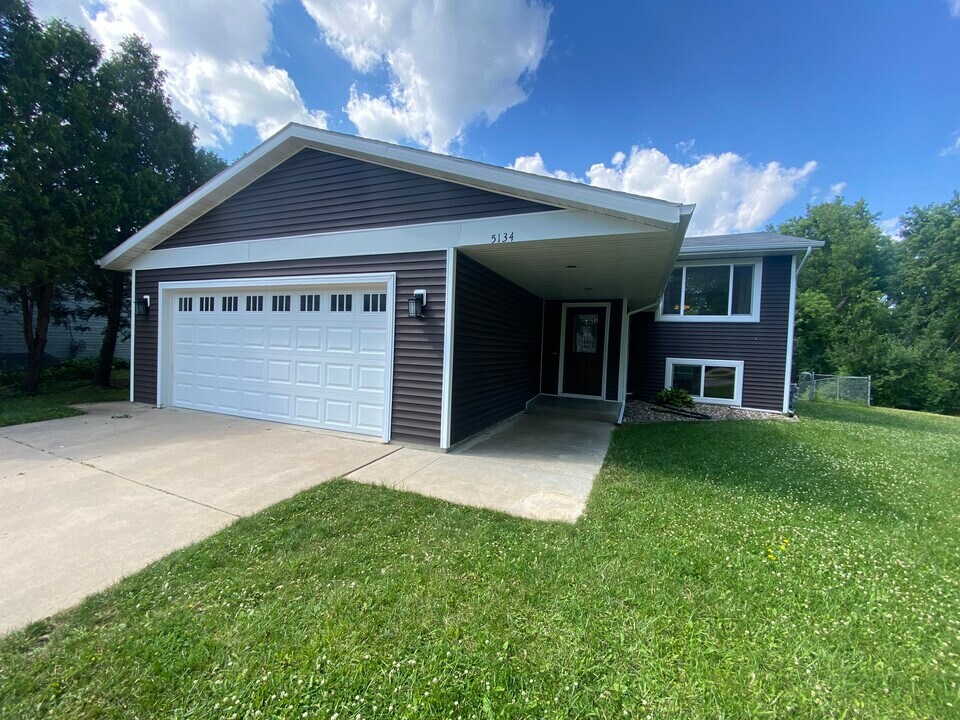 5134 20th Avenue Ln NW in Rochester, MN - Foto de edificio