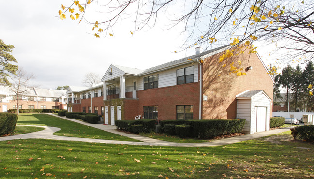 Brook Gardens in Bay Shore, NY - Building Photo - Building Photo