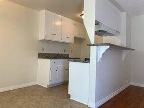 42 N Parkwood Ave in Pasadena, CA - Building Photo - Building Photo