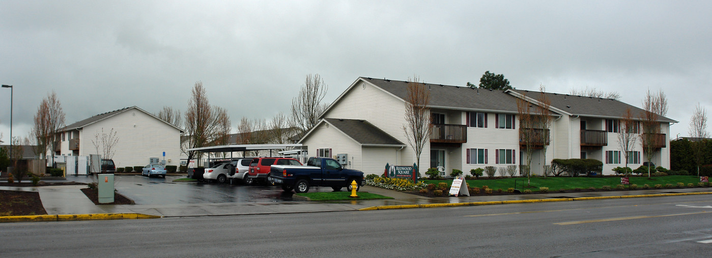 Redwood Square in Albany, OR - Foto de edificio