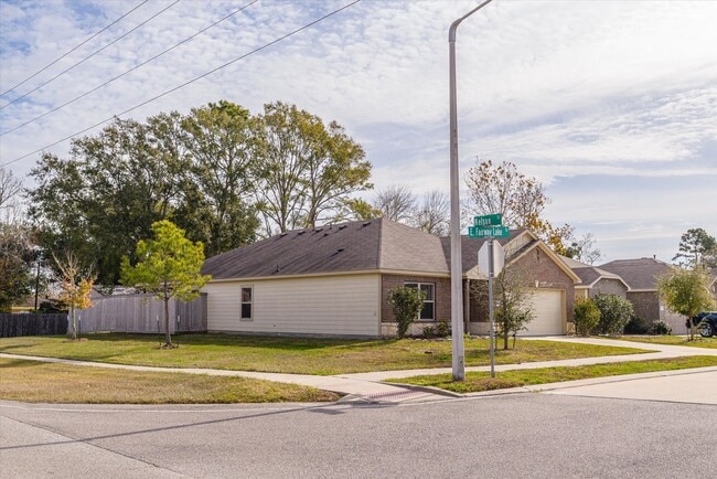 627-627 E Fairway Lake Dr in Alvin, TX - Building Photo - Building Photo