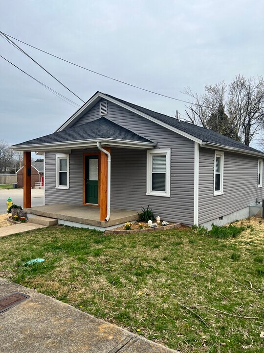 417 N Charlotte St in Dickson, TN - Building Photo