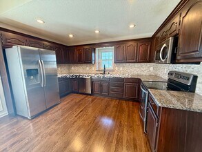 1209 SE Bridgehampton Way in Lee's Summit, MO - Building Photo - Building Photo