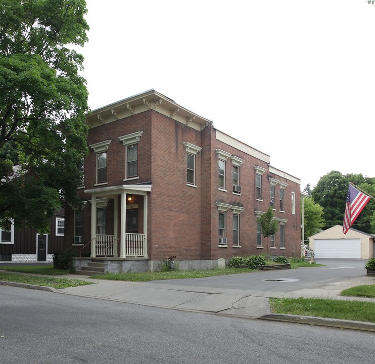 8 Morgan Ave in Glens Falls, NY - Foto de edificio