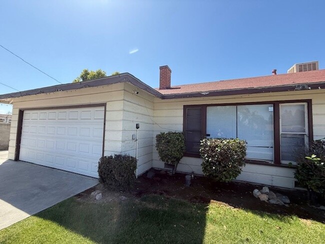 333 E Walnut Ave in Visalia, CA - Building Photo - Building Photo
