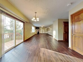 7036 Maple Crest Ct in Hamilton, OH - Foto de edificio - Building Photo