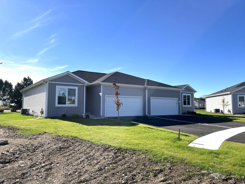 514 Cobblestone Cir in Harvard, IL - Building Photo