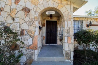 1310 Vanderbilt St in San Antonio, TX - Foto de edificio - Building Photo