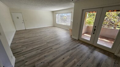 2130 Beachwood Dr in Los Angeles, CA - Building Photo - Building Photo