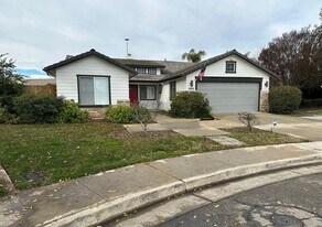 5444 W Sunnyside Ct in Visalia, CA - Building Photo