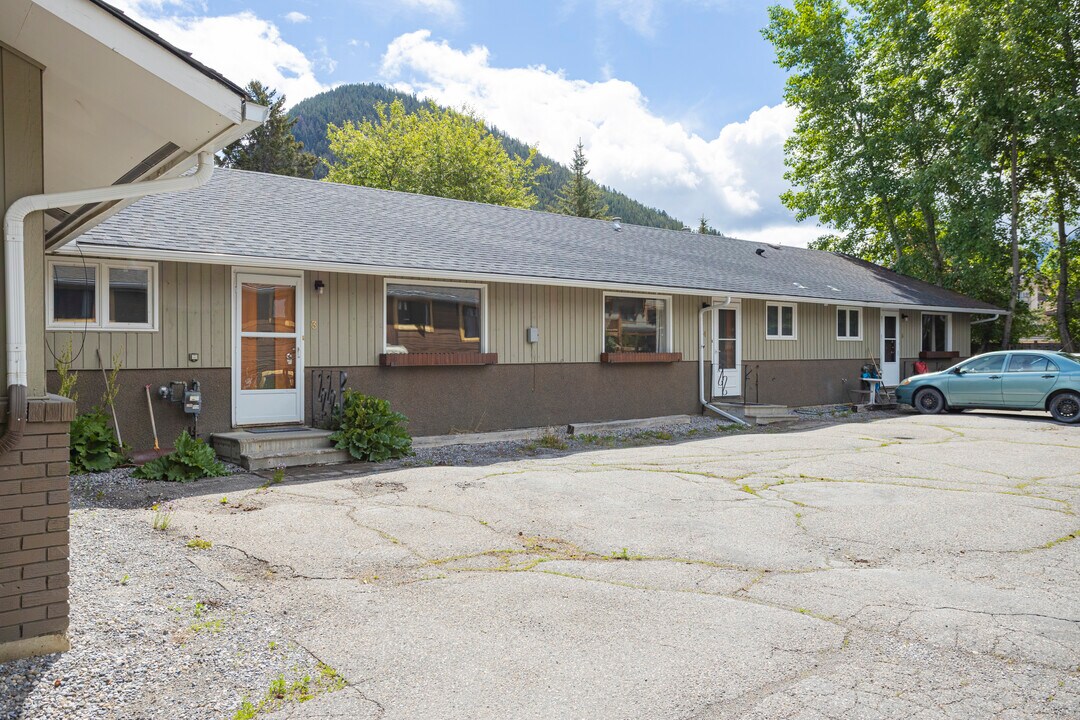 428 Cougar St in Banff, AB - Building Photo