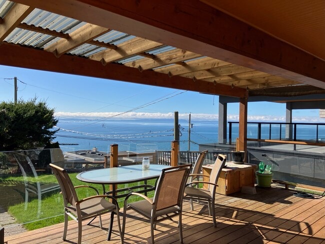 15091 Royal Av in White Rock, BC - Building Photo - Building Photo