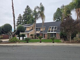 3031 S Oak Park St in Visalia, CA - Building Photo