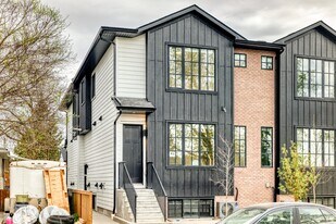 8816-8846 46 Ave NW in Calgary, AB - Building Photo