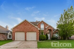 230 Jennifer Ln in Arlington, TX - Building Photo