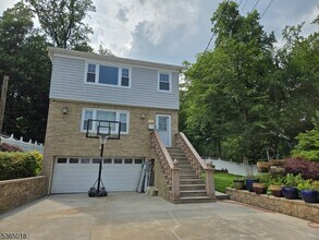 33 Park Dr N, Unit 2 in West Orange, NJ - Foto de edificio - Building Photo