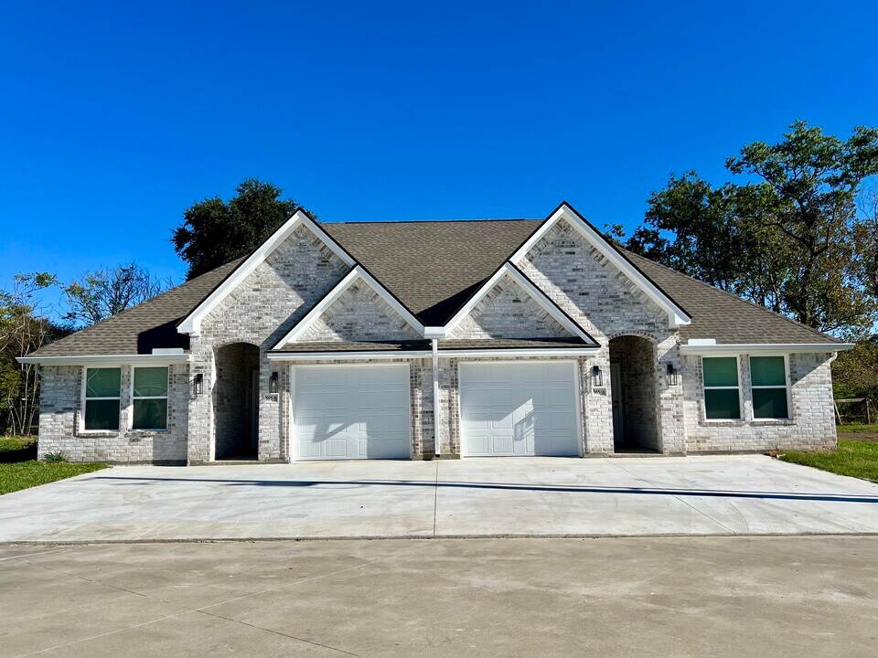 565 S 28th St, Unit B in Nederland, TX - Building Photo