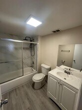 8051 Colony Cir S, Unit 210 in Tamarac, FL - Foto de edificio - Building Photo