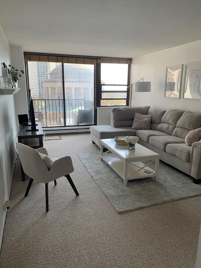 2740 N Pine Grove Ave in Chicago, IL - Building Photo - Building Photo
