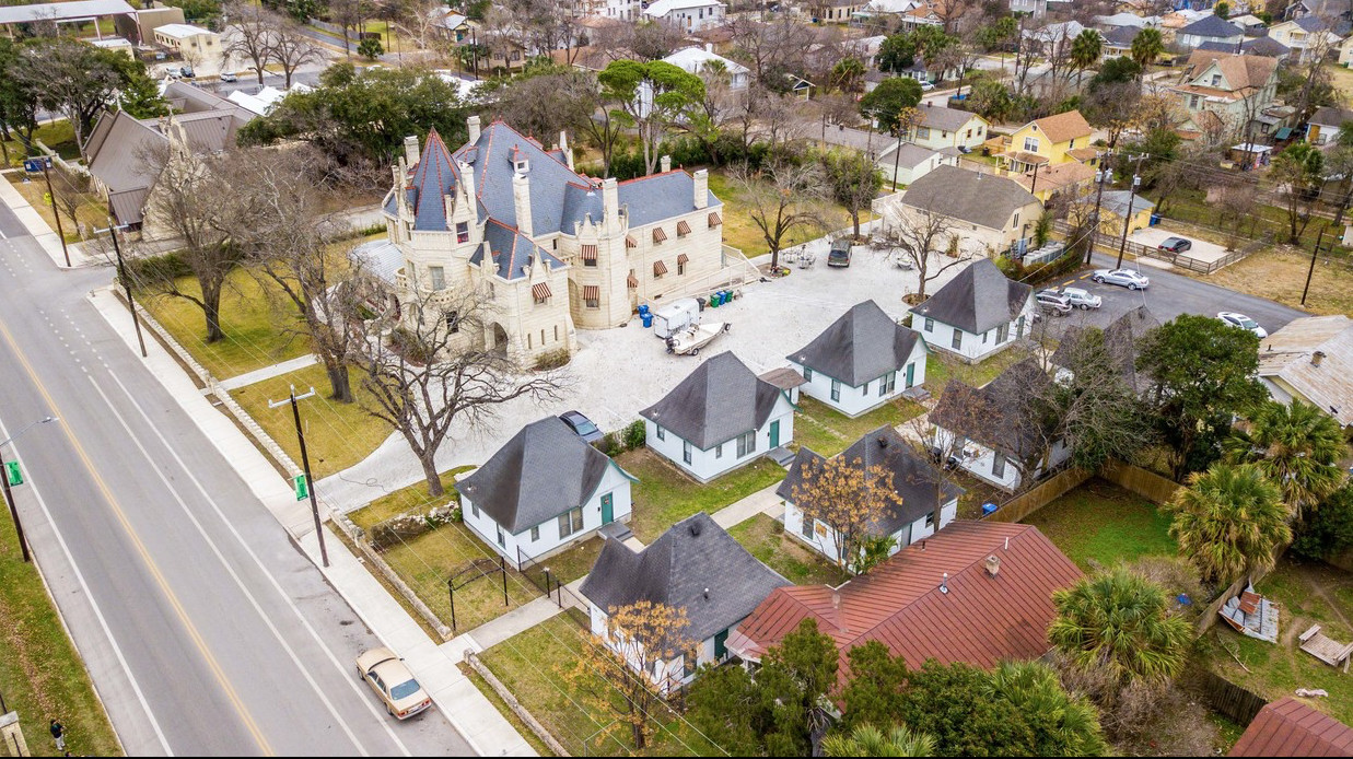 The Cottages on Grayson in San Antonio, TX - Building Photo