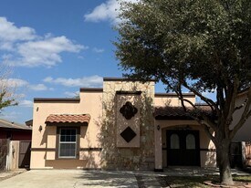1021 Savannah Loop in Laredo, TX - Building Photo