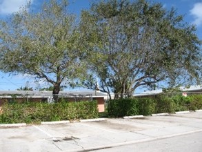 The Pines Apartments in Riviera Beach, FL - Building Photo - Building Photo